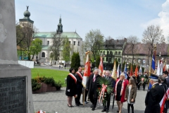3 Maja w Miechowie - złożenie kwiatów pod pomnikiem - miechowski.pl - fot. Krzysztof Capiga