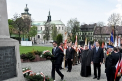 3 Maja w Miechowie - złożenie kwiatów pod pomnikiem - miechowski.pl - fot. Krzysztof Capiga