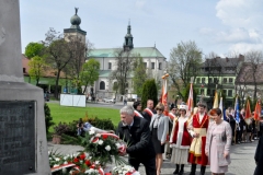 3 Maja w Miechowie - złożenie kwiatów pod pomnikiem - miechowski.pl - fot. Krzysztof Capiga