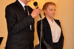 3 Maja w Miechowie - uroczystość w starostwie - Weronika Wieczorek i Damian Bzdzion recytują koncert Jankiela - miechowski.pl - fot. Krzysztof Capiga