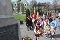 3 Maja w Miechowie - złożenie kwiatów pod pomnikiem - miechowski.pl - fot. Krzysztof Capiga