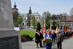 3 Maja w Miechowie - złożenie kwiatów pod pomnikiem - miechowski.pl - fot. Krzysztof Capiga