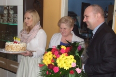 100 lat Anieli Jaros - życzenia, prezenty i tort od rodziny i gości - miechowski.pl - fot. Krzysztof Capiga