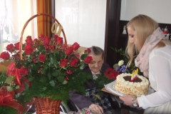100 lat Anieli Jaros - życzenia, prezenty i tort od rodziny i gości - miechowski.pl - fot. Krzysztof Capiga