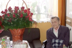 100 lat Anieli Jaros - życzenia, prezenty i tort od rodziny i gości - miechowski.pl - fot. Krzysztof Capiga