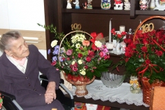 100 lat Anieli Jaros - życzenia, prezenty i tort od rodziny i gości - miechowski.pl - fot. Krzysztof Capiga