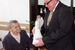 100 lat Anieli Jaros - życzenia, prezenty i tort od rodziny i gości - miechowski.pl - fot. Krzysztof Capiga
