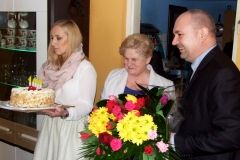 100 lat Anieli Jaros - życzenia, prezenty i tort od rodziny i gości - miechowski.pl - fot. Krzysztof Capiga