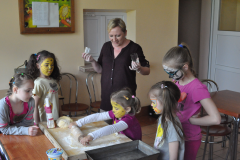 Słodka Majówka w Zagorzycach - przygotowywanie ciasteczek - miechowski.pl - fot. K. Capiga