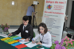 Targi Edukacji i Pracy w Miechowie - uczniowie ZS Nr 2 zachęcają do wstąpienia do ich szkoły - miechowski.pl - fot. K. Capiga