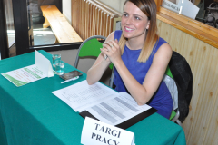 Targi Edukacji i Pracy w Miechowie - Magdalena Pilawska rejestruje uczestników - miechowski.pl - fot. K. Capiga