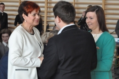 Absolwenci "Ekonomika" 2016 - życzenia i kwiaty od uczniów dla dyr. Marzeny Samborskiej - miechowski.pl - fot. Krzysztof Capiga