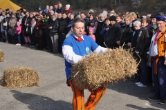Wybory Chłopa Roku 2017 - slalom z balotami słomy - drużyna Stanisława Budzenia - fot. K. Capiga