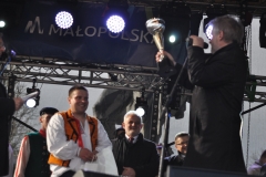 Wybory Chłopa Roku 2017 - rozstrzygnięcie - puchar dla najmłodszego pretendenta Łukasza Arcaba - fot. K. Capiga