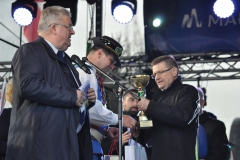 Wybory Chłopa Roku 2017 - rozstrzygnięcie - I miejsce Sławomir Kowal - puchar z rąk wójta gminy Racławice Adama Samborskiego - fot. K. Capiga