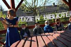 Czytanie-w-altanie-w-Golczy-01