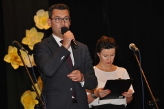 Samorządowy Dzień Edukacji Narodowej - Miechów 2017 - burmistrz Dariusz Marczewski i prowadząca uroczystość - Aleksandra Werys