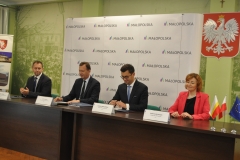 Podpisanie umowy na ponad 3 mln dotacji unijnych dla gminy Miechów - fot. K. Capiga