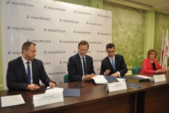 Podpisanie umowy na ponad 3 mln dotacji unijnych dla gminy Miechów - fot. K. Capiga