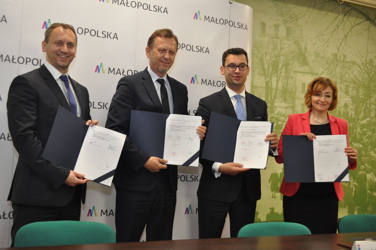 Podpisanie umowy na ponad 3 mln dotacji unijnych dla gminy Miechów - fot. K. Capiga