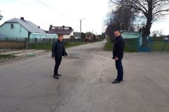 Wicestarosta Paweł Osikowski i charsznicki radny Dariusz Sokół na ul. Sportowej w Charsznicy