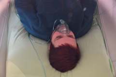 Zrelaksowana pacjentka w Gabinecie Tlenoterapii Elektroinstal2 w Miechowie