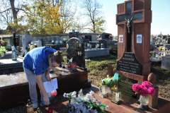 sprzatanie-grobow-w-miechowie-przez-harcerzy-002