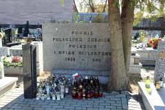 sprzatanie-grobow-w-miechowie-przez-harcerzy-004