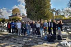 sprzatanie-grobow-w-miechowie-przez-harcerzy-005