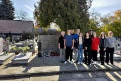 sprzatanie-grobow-w-miechowie-przez-harcerzy-006