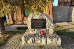 sprzatanie-grobow-w-miechowie-przez-harcerzy-007