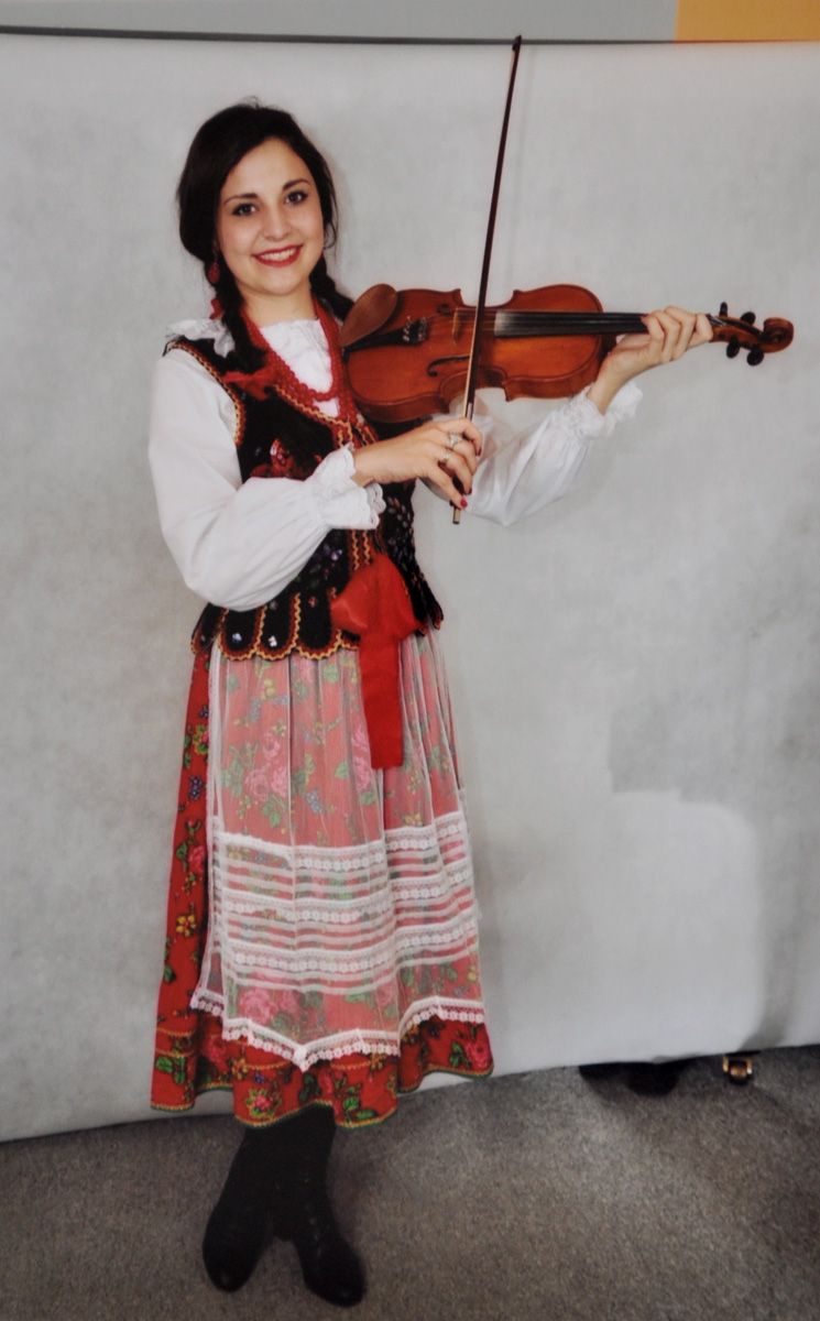 Weronika Szczepankiewicz - skrzypce, śpiew