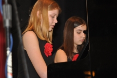 XXV Miechowski Festiwal Młodych Muzyków - zdobywczyni Nagrody Rady Miejskiej - Agata Fugat i Amelia Kozieł - fot. K. Capiga