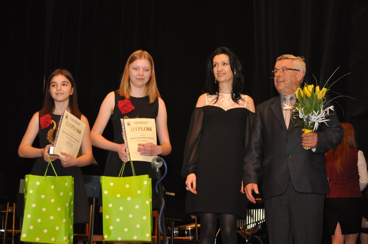 XXV Miechowski Festiwal Młodych Muzyków - zdobywczyni Nagrody Rady Miejskiej - Amelia Kozieł i Agata Fugat - fot. K. Capiga