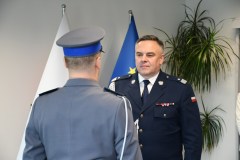 Komendant wojewódzki nadinsp. Michał Ledzion odbiera meldunek o gotowości do uroczystości w KPP Miechów