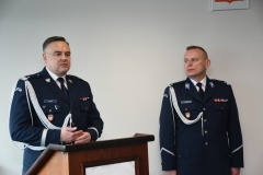 Komendant wojewódzki policji nadinsp. Michał Ledzion gratuluje pełniącemu obowiązki komendanta KPP Miechów - podinsp. Jackowi Rosołowi