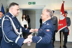 Komendant wojewódzki nadinsp. Michał Ledzion dziękuje za oddaną służbę odchodzącemu w stan spoczynku insp. Andrzejowi Kotowi