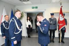 Komendant wojewódzki nadinsp. Michał Ledzion dziękuje za oddaną służbę odchodzącemu w stan spoczynku mł. insp. Michałowi Gurdzie