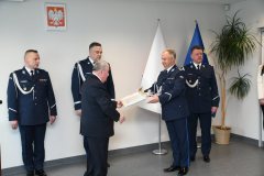 Starosta Miechowski Jacek Kobyłka wręcza insp. Andrzejowi Kotowi pamiątkę związaną z ziemią miechowską