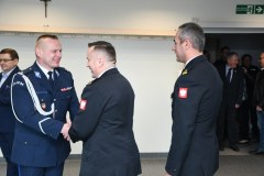 Gratulacje dla podinsp. Jacka Rosoła od komendantów KP PSP Miechów
