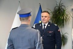 Komendant wojewódzki nadinsp. Michał Ledzion odbiera meldunek o gotowości do uroczystości w KPP Miechów