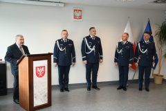 Starosta Miechowski Jacek Kobyłka dziękuje za służbę odchodzącym komendantom KPP Miechów i gratuluje im następcom