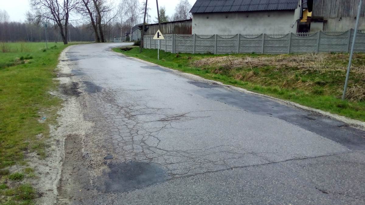 Droga powiatowa w Dziaduszycach przed remontem