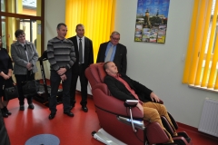 Samorządowcy ze Słaboszowa z wizytą w Bibliotece w Kozłowie - sekretarz na fotelu relaksacyjnym - miechowski.pl - fot. K. Capiga