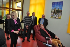 Samorządowcy ze Słaboszowa z wizytą w Bibliotece w Kozłowie - sekretarz na fotelu relaksacyjnym - miechowski.pl - fot. K. Capiga