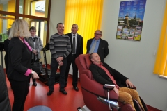 Samorządowcy ze Słaboszowa z wizytą w Bibliotece w Kozłowie - sekretarz na fotelu relaksacyjnym - miechowski.pl - fot. K. Capiga