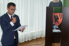 Burmistrz Dariusz Marczewski i skarbnik Dorota Maciaszek