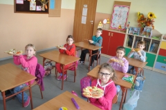 Śniadanie daje moc uczniom Społecznej Szkoły Podstawowej w Przybysławicach - fot. K. Capiga