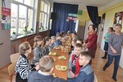 Śniadanie daje moc uczniom Społecznej Szkoły Podstawowej w Przybysławicach - fot. K. Capiga
