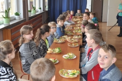 Śniadanie daje moc uczniom Społecznej Szkoły Podstawowej w Przybysławicach - fot. K. Capiga